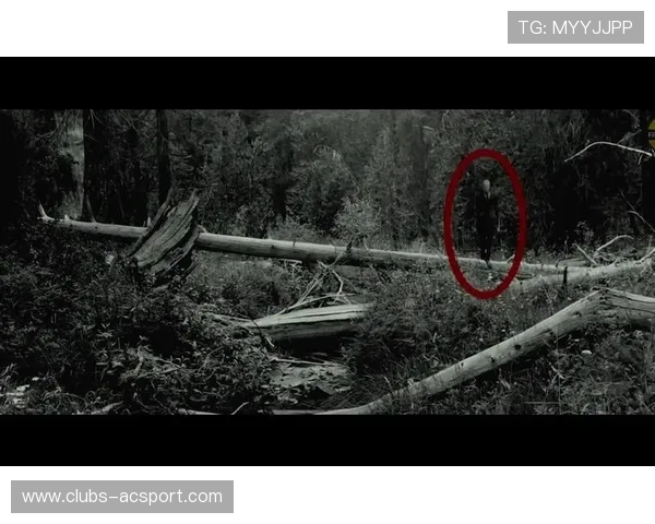 《厕所内惊现鬼影瞬间回头看见恐怖生物深夜逃生》